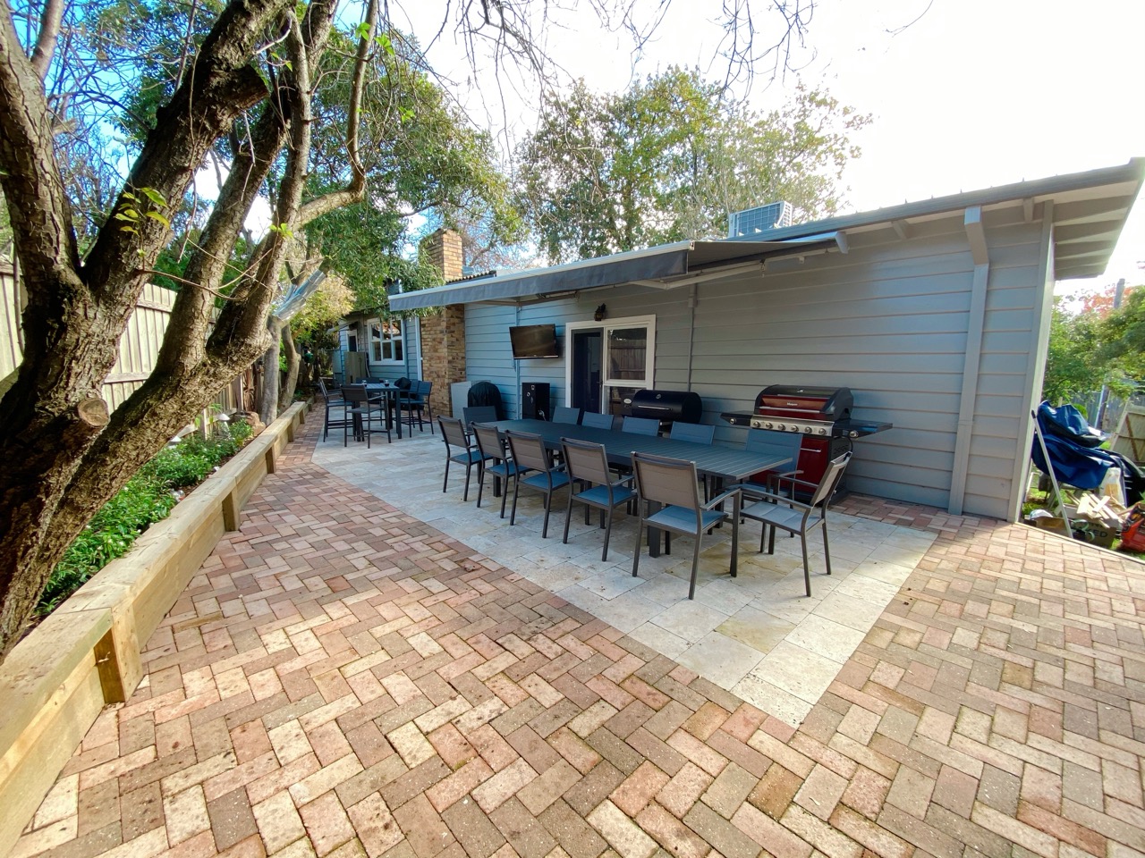 Finished outdoor entertaining area with stone and brick paving